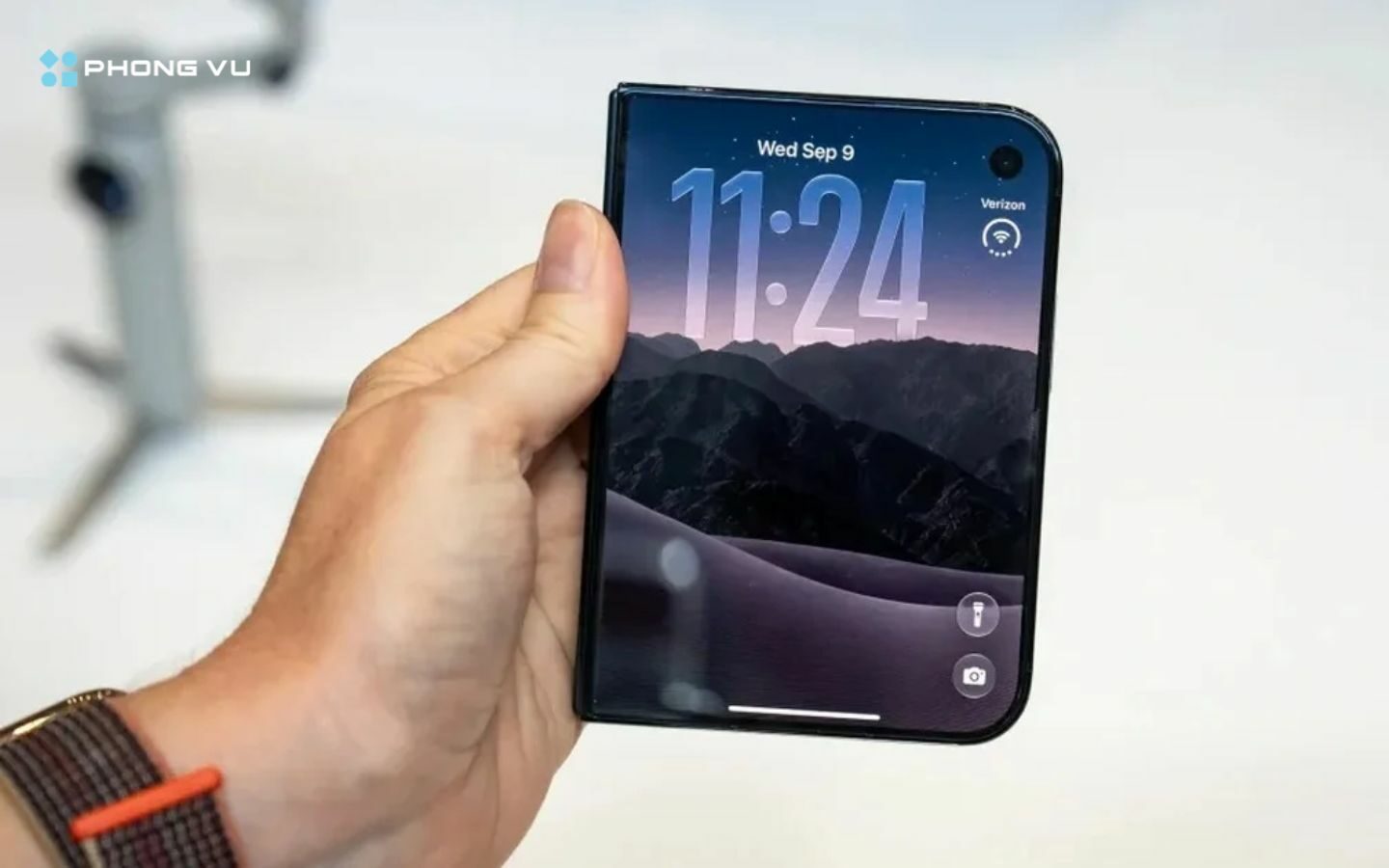 Màn hình ngoài giúp thao tác thuận tiện mà không cần mở máy