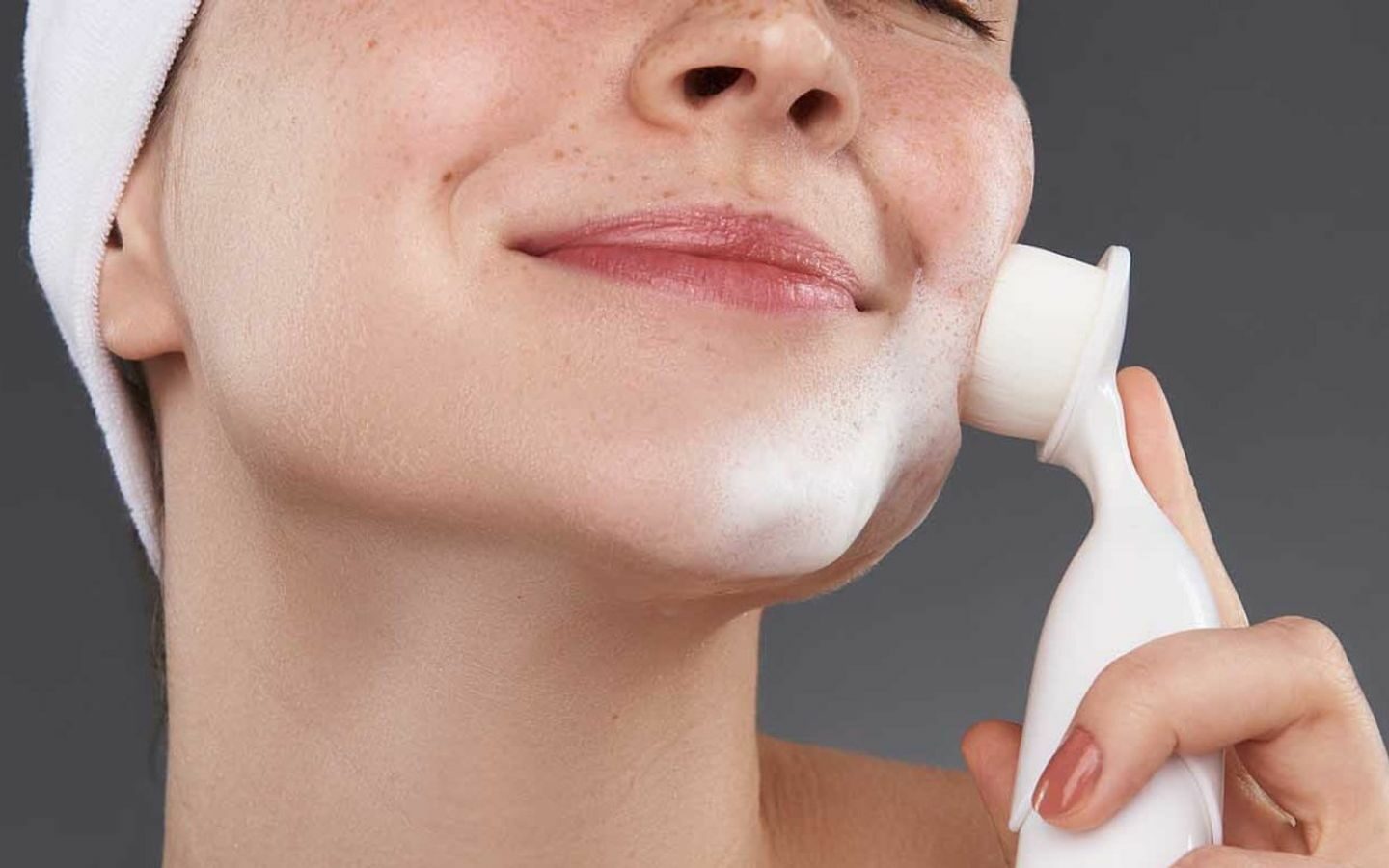 Máy rửa mặt hỗ trợ làm sạch dầu thừa và cặn bẩn trên da