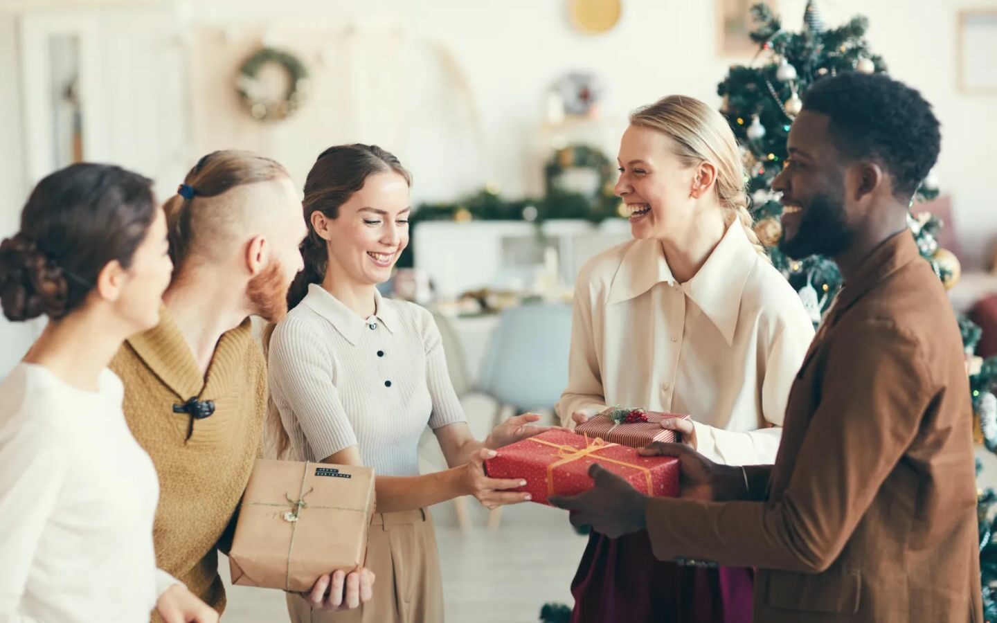 Quà 20/10 cho tập thể nhân viên nữ phù hợp với ngân sách công ty