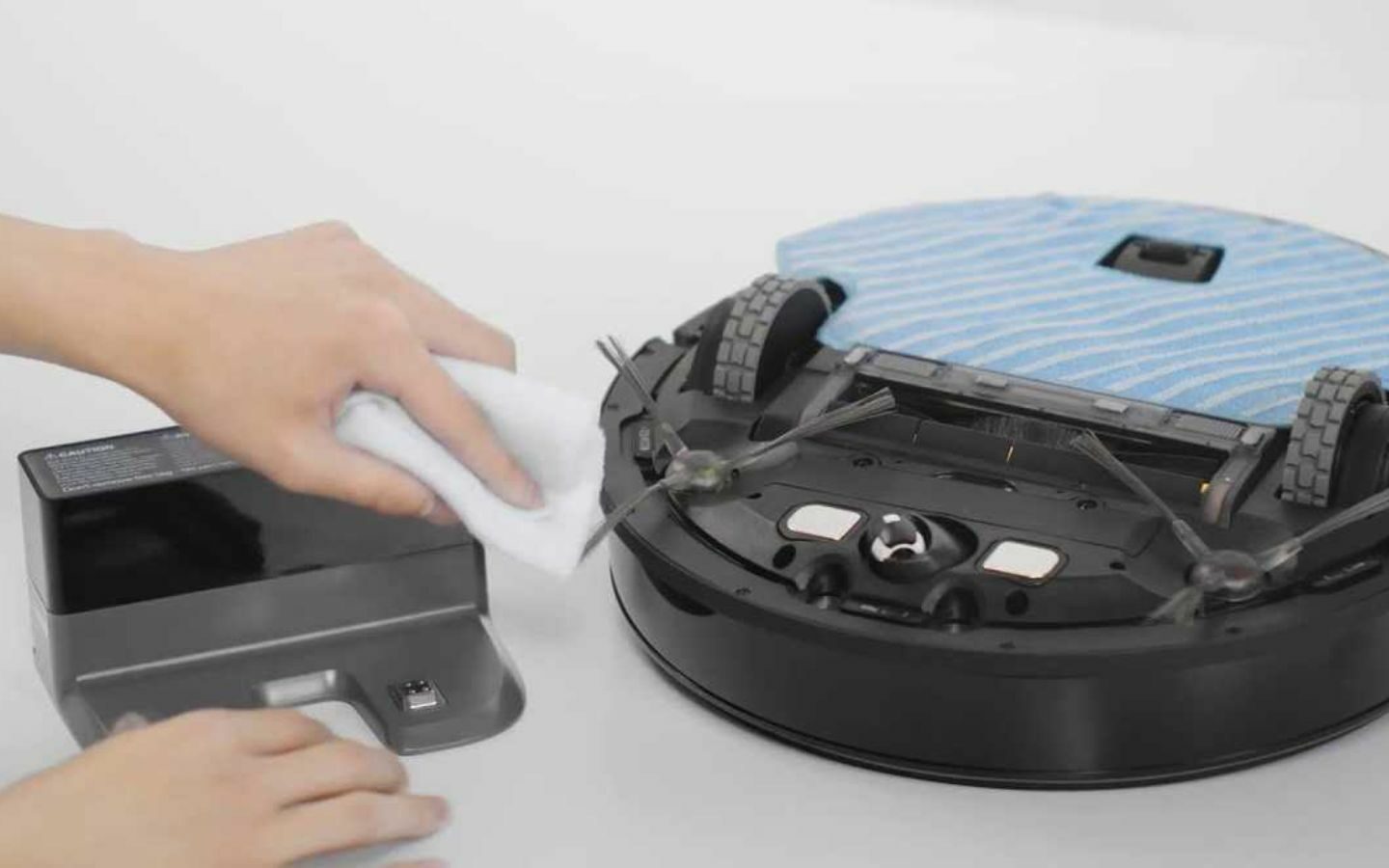 Cách sử dụng robot hút bụi: 6 lưu ý giúp máy bền và sạch hơn 3 su dung robot hut bui dung cach ve sinh