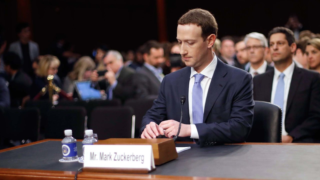  Bê bối để lộ thông tin của hơn 80 triệu người dùng đã khiến ông chủ Facebook Mark Zuckerberg phải tham gia phiên đối chất tại Thượng viện Hoa Kỳ.