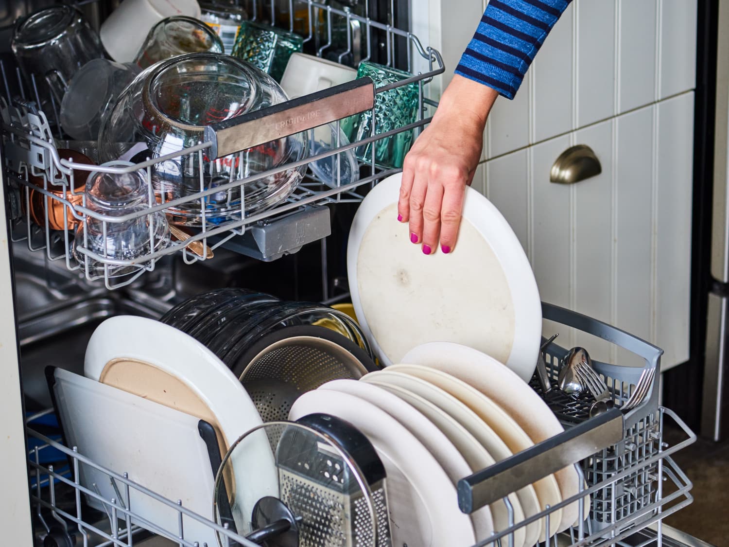 Máy rửa bao giờ cũng làm sạch toàn diện bát đĩa nên hãy yên tâm khi sử dụng