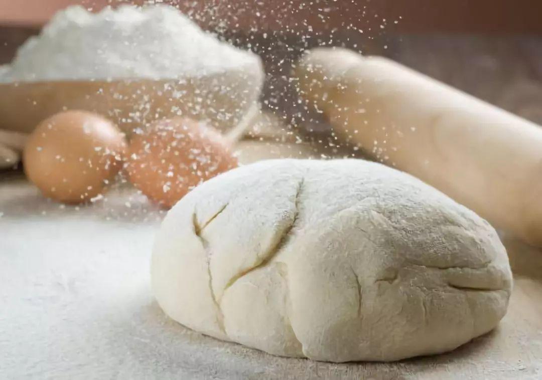 Bột bánh nói chung vẫn nên nhào bằng tay hoặc máy chuyên dụng