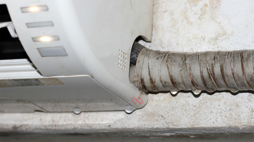 Nước chảy từ máy lạnh gây ẩm thấp tường nhà.