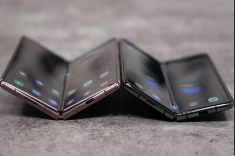 Đặt lên bàn cân Samsung Galaxy Z Fold 2 và Galaxy Fold: có đáng để "lên đời"?