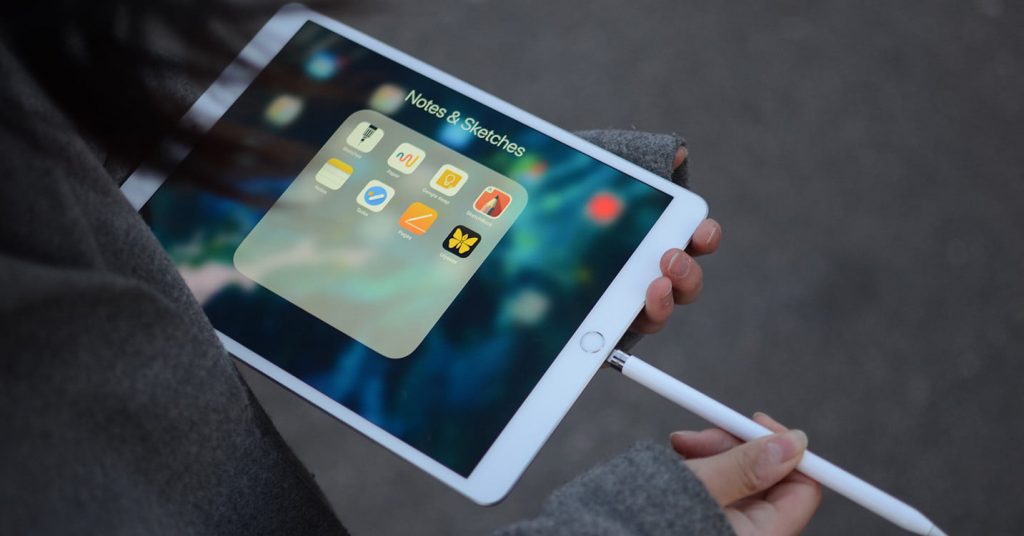 iPad mới có thể hỗ tợ Apple Pencil, bàn phím thông minh từ Apple và các bộ điều khiển Xbox, PS4, PS5