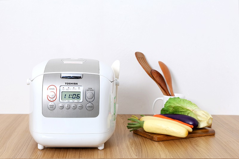 dung-cu-bep-Noi-com-dien-Toshiba-RC-18NMFVN-WT