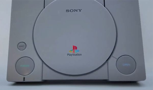 1994 với chiếc PlayStation đầu tiên tại Nhật Bản