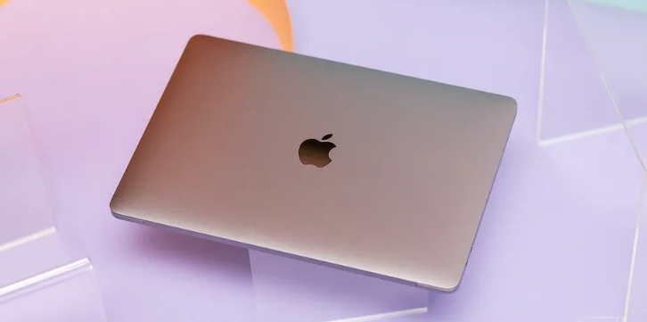 MacBook Pro 13 inch 2022 bên ngoài giống hệt với MacBook Pro 13 inch M1 2020 