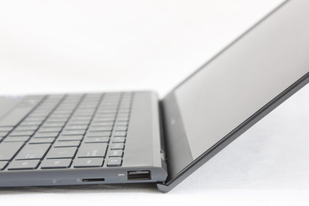 cong-ket-noi-laptop-Zenbook-UX425EA