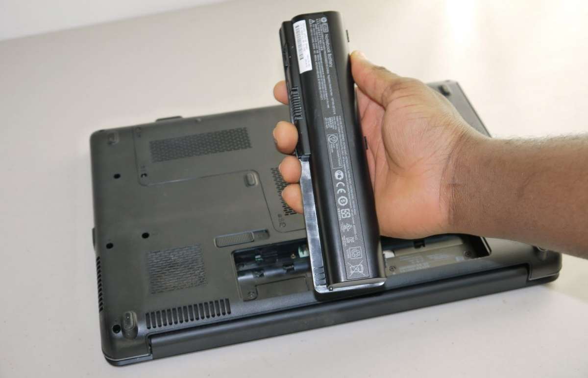 Tháo pin và kiểm tra