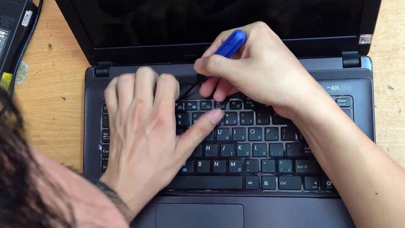 Cách tháo bàn phím laptop hình 3