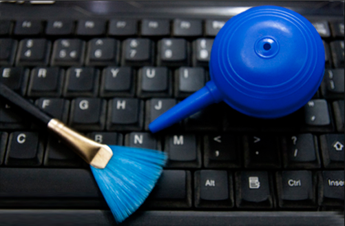 Lau bụi bàn phím bằng chổi