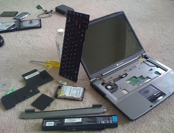 Tháo máy laptop là việc cần thiết