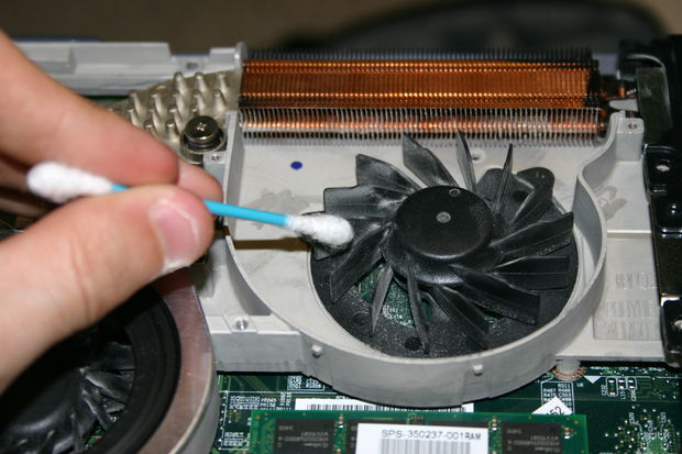 Vệ sinh quạt tản nhiệt để tối ưu hóa khả năng giảm nhiệt của laptop