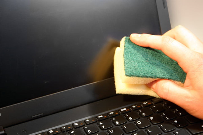 Miếng mút xốp cũng có thể sử dụng để vệ sinh màn hình laptop